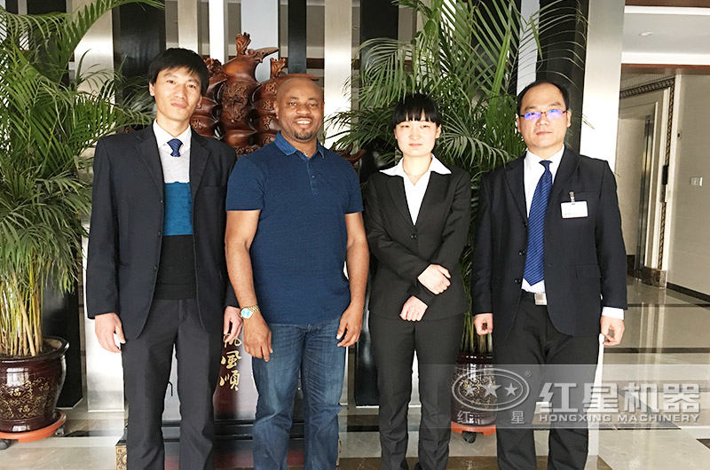 流動車制砂一體廠家人員與用戶合影 流動車制砂一體廠家人員與用戶合影