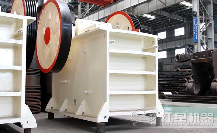 普通鄂式破碎機,性價比高,飛輪設(shè)計運行穩(wěn)定 普通鄂式破碎機,性價比高,飛輪設(shè)計運行穩(wěn)定