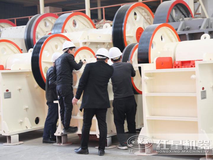 用戶到場參觀鄂式碎石頭機，查看細節