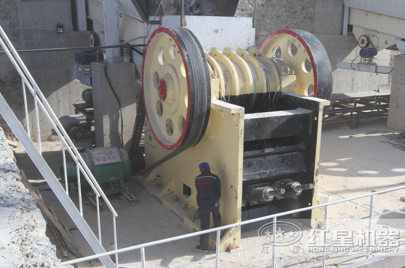 時(shí)產(chǎn)500噸石灰石制砂生產(chǎn)線:顎式破碎機(jī)