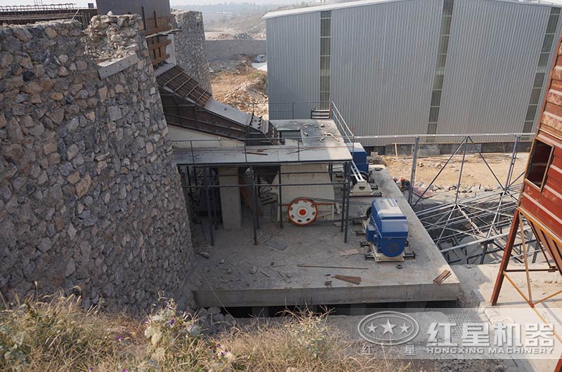 時(shí)產(chǎn)200-300噸重錘式破碎機(jī)作業(yè)現(xiàn)場(chǎng) 時(shí)產(chǎn)200-300噸重錘式破碎機(jī)作業(yè)現(xiàn)場(chǎng)