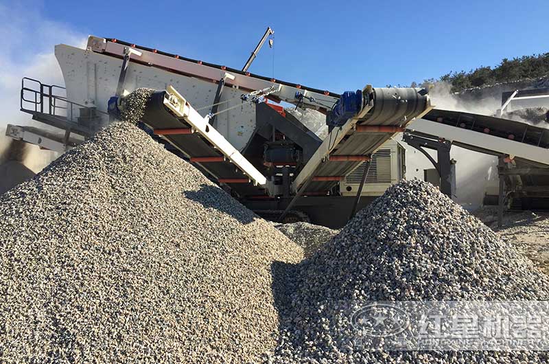 移動(dòng)履帶一體式破碎機(jī)正在作業(yè) 移動(dòng)履帶一體式破碎機(jī)正在作業(yè)