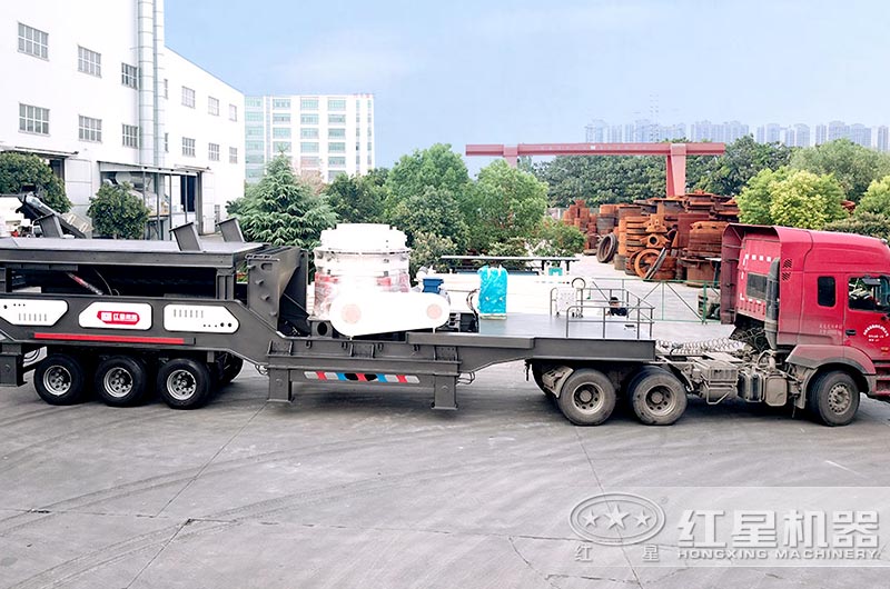 移動小型石料粉碎機直接開往客戶現(xiàn)場 移動小型石料粉碎機直接開往客戶現(xiàn)場