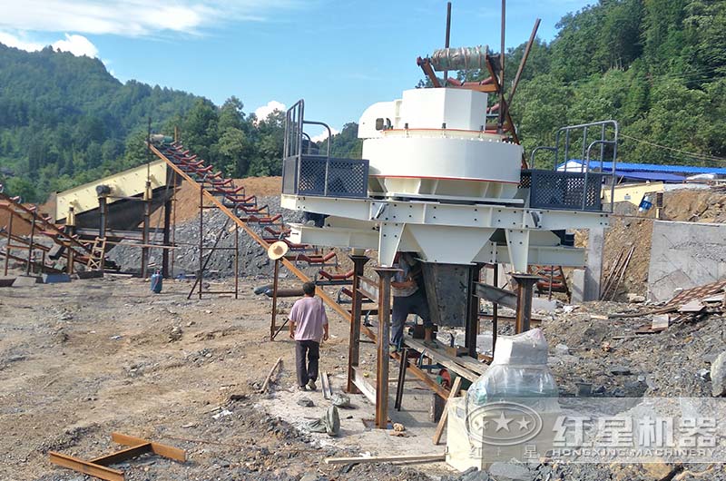 時(shí)產(chǎn)350噸制砂機(jī)安裝現(xiàn)場 時(shí)產(chǎn)350噸制砂機(jī)安裝現(xiàn)場