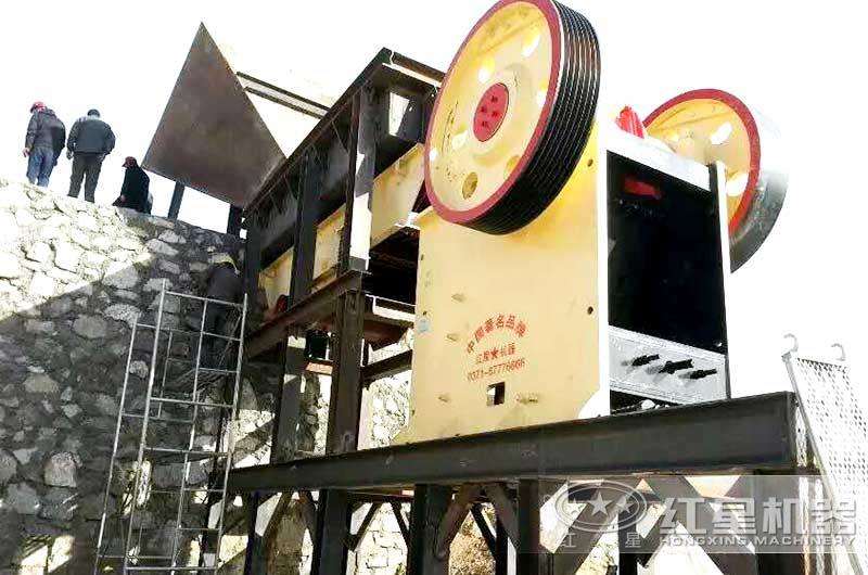 顎式破碎機生產(chǎn)現(xiàn)場 顎式破碎機生產(chǎn)現(xiàn)場