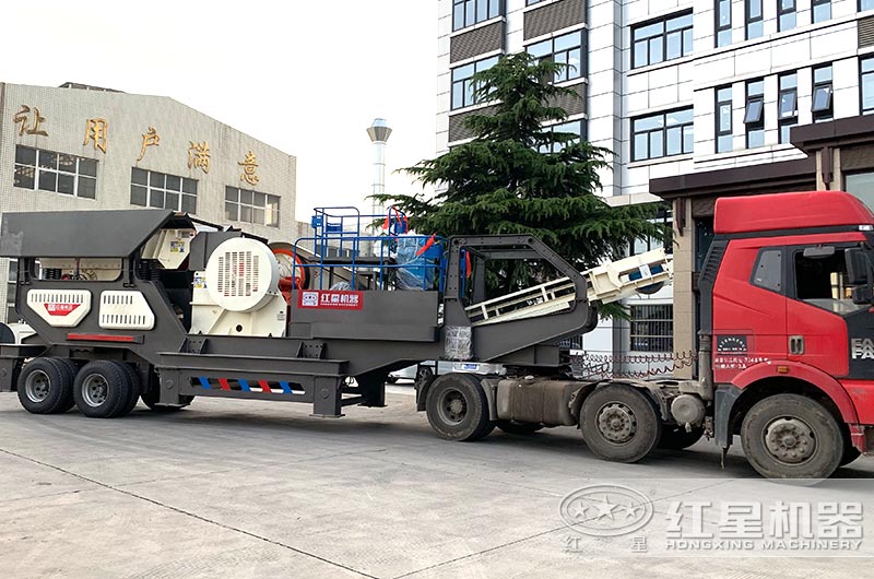 移動(dòng)大型顎式破碎機(jī)開往客戶現(xiàn)場(chǎng) 移動(dòng)大型顎式破碎機(jī)開往客戶現(xiàn)場(chǎng)