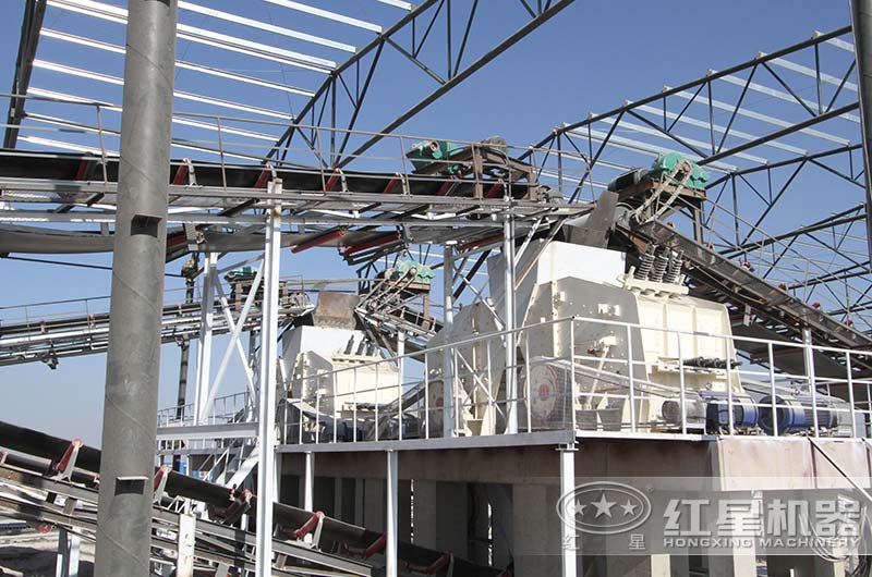 反擊式破碎機(jī)作業(yè)現(xiàn)場(chǎng)圖片 反擊式破碎機(jī)作業(yè)現(xiàn)場(chǎng)圖片