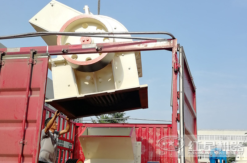 小型錘式制砂機(jī)設(shè)備裝車(chē) 小型錘式制砂機(jī)設(shè)備裝車(chē)
