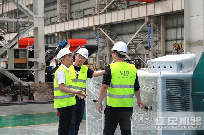 經理陪同客戶到車間考察 經理陪同客戶到車間考察