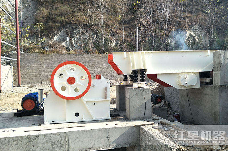 石子生產(chǎn)線_顎式破碎機(jī)作業(yè)現(xiàn)場 石子生產(chǎn)線_顎式破碎機(jī)作業(yè)現(xiàn)場