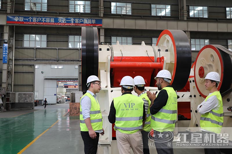 客戶到顎式破碎機生產(chǎn)車間考察 客戶到顎式破碎機生產(chǎn)車間考察