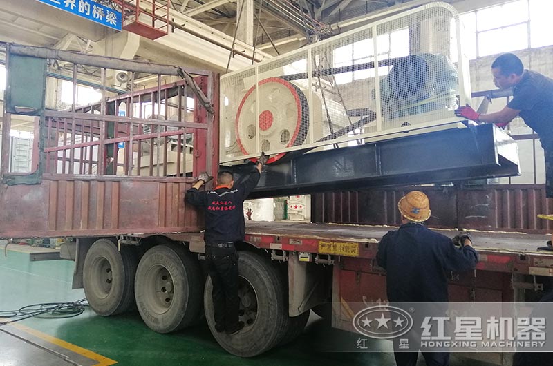 對輥制砂機裝車準備發貨 對輥制砂機裝車準備發貨