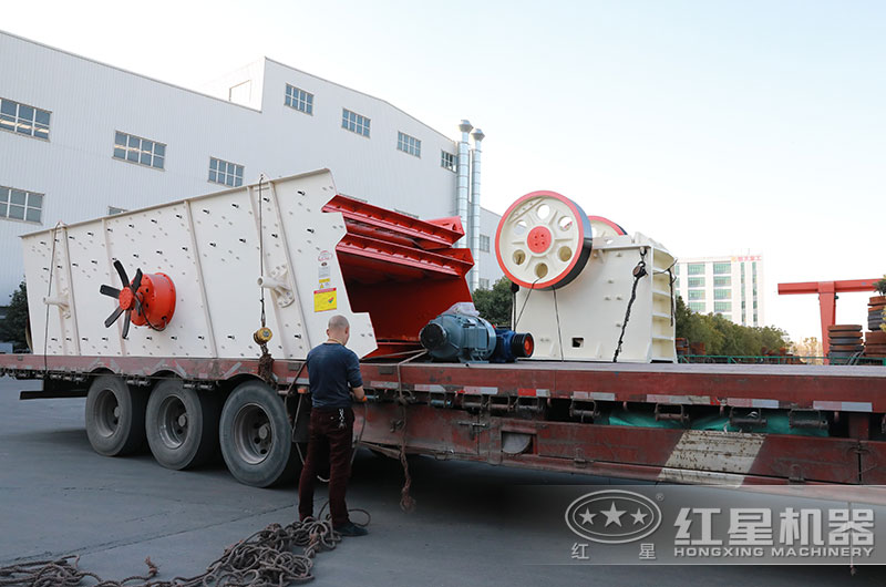 小型鄂式碎石機裝車發(fā)貨 小型鄂式碎石機裝車發(fā)貨