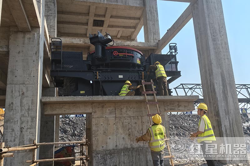 制砂機(jī)現(xiàn)場安裝中 制砂機(jī)現(xiàn)場安裝中