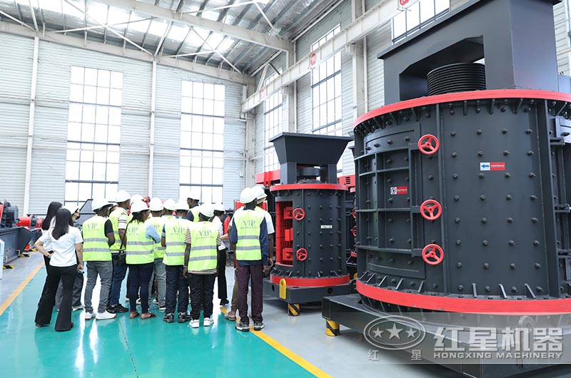 客戶來廠參觀復(fù)合式破碎機