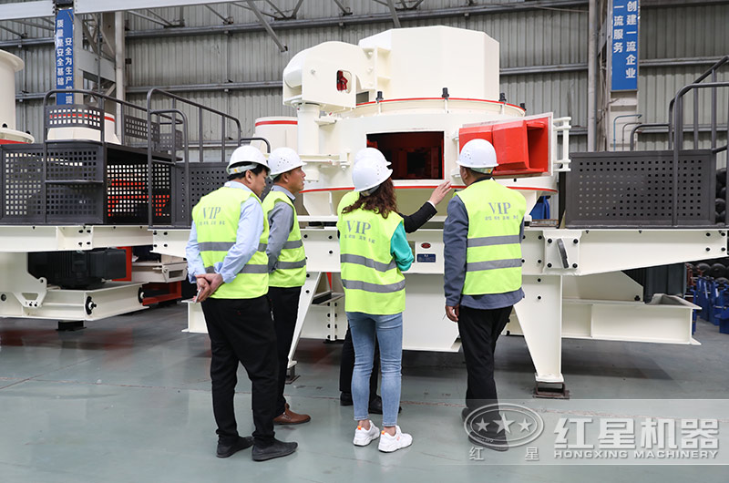 客戶來廠考察石頭制砂機(jī)設(shè)備 客戶來廠考察石頭制砂機(jī)設(shè)備