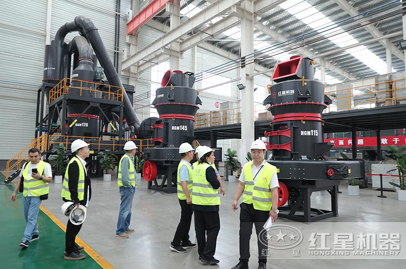 客戶來廠選購(gòu)磨粉機(jī) 客戶來廠選購(gòu)磨粉機(jī)