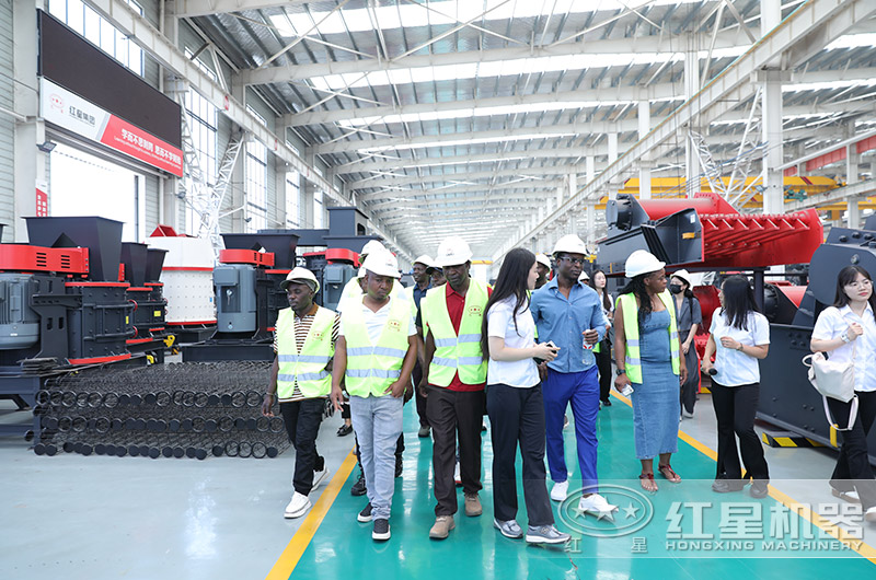 客戶參觀廠區(qū)選購產(chǎn)品中 客戶參觀廠區(qū)選購產(chǎn)品中