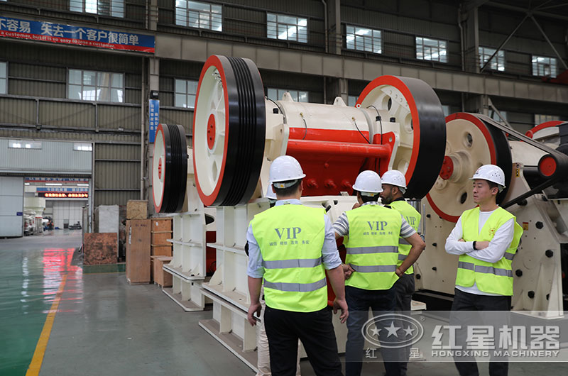 客戶來廠考察69顎式破碎機 客戶來廠考察69顎式破碎機