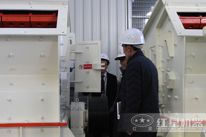 客戶來廠參觀反擊破碎機(jī) 客戶來廠參觀反擊破碎機(jī)